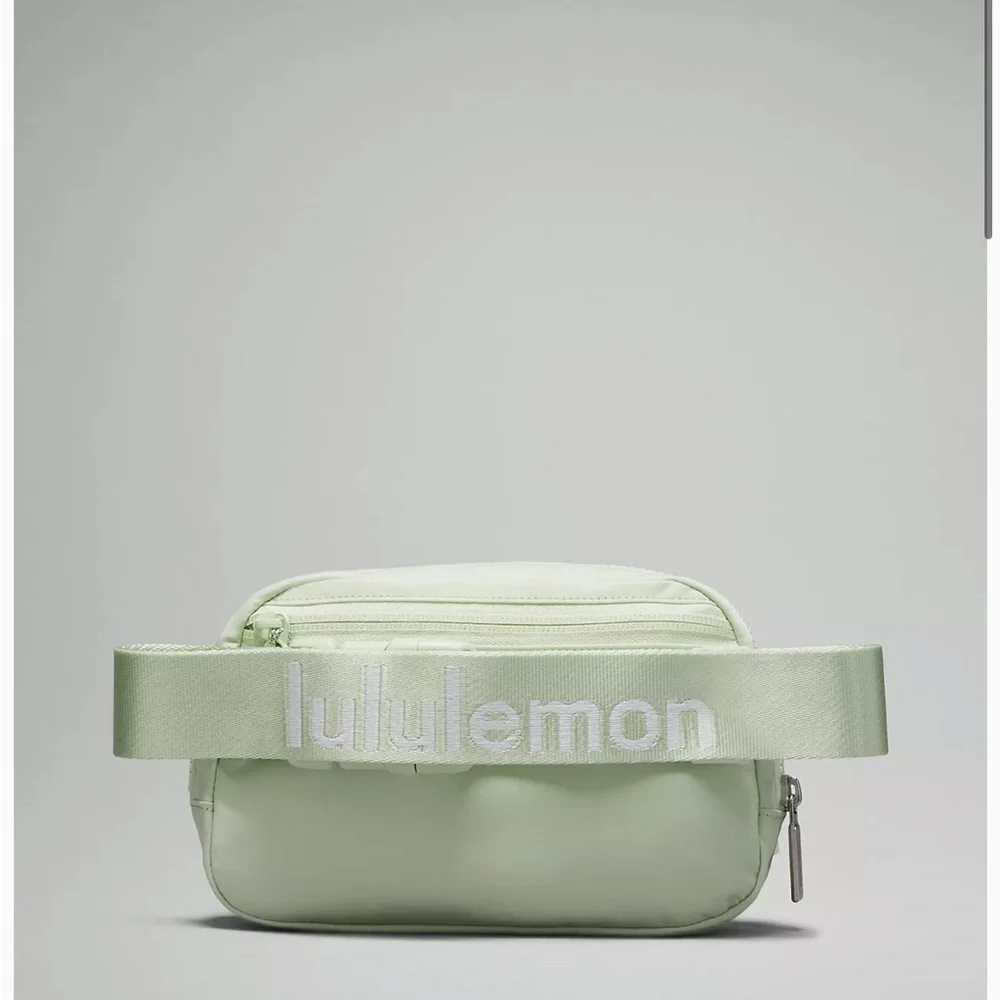NEW LULULEMON EVERYWHERE BELT BAG KOHLRABI GREEN/WHITE - Picture 3 of 8